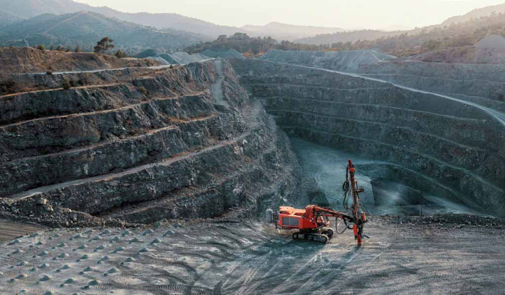 Mining-excavation-operation-showing-drill-and-blast-on-open-pit-bench.jpg