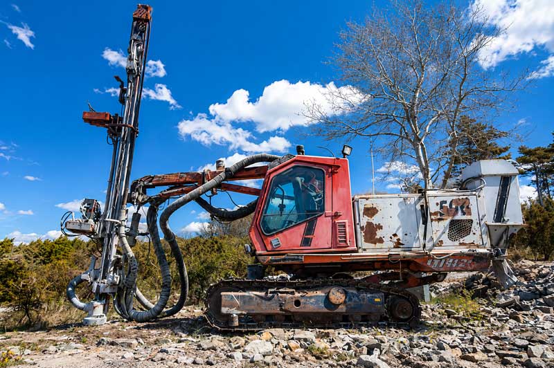 1780388103727170.jpg borehole-drilling-rig-with-DTH-hammer-and-button-bit-on-active-job-site.jpg